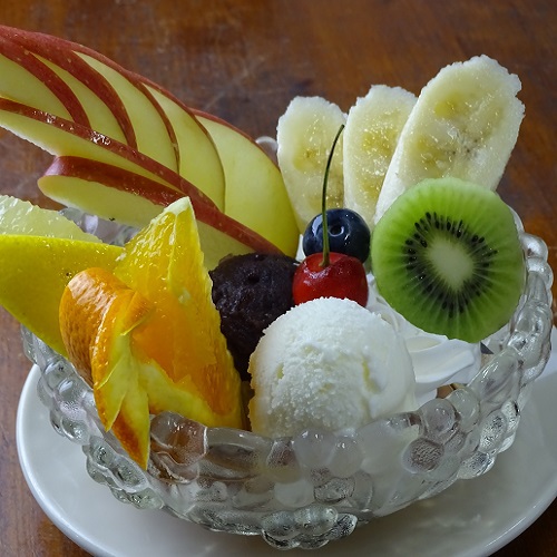 【カーニバルヒルズ】お食事一例（フルーツクリームあんみつ 580円）