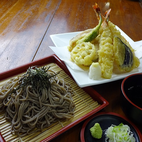 【カーニバルヒルズ】お食事一例（天ざるそば 1，200円）