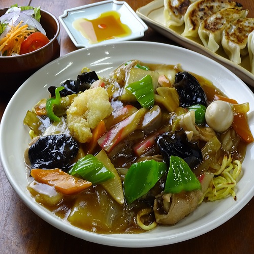 【カーニバルヒルズ】お食事一例（五目焼きそばセット 1，200円）