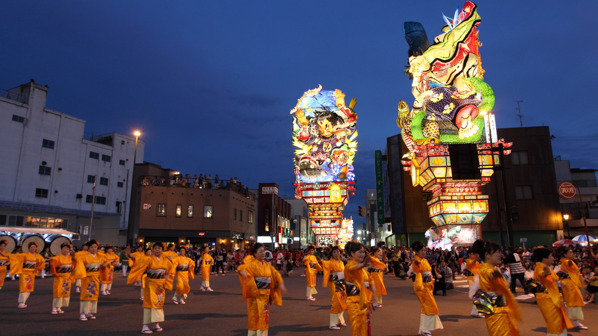五所川原立佞武多／五所川原市街地を練り歩きます。
