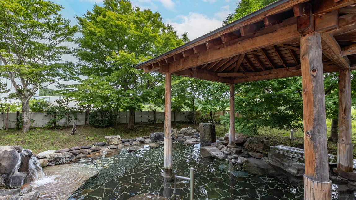 男性用露天風呂「鹿の湯」／東屋掛の大岩露天風呂をお楽しみください。