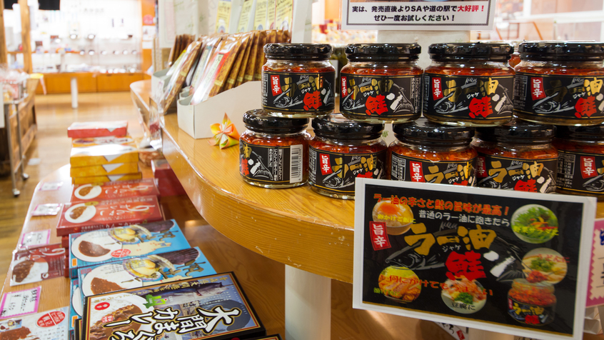 【売店】選りすぐりの青森名物やお土産が豊富に揃うおみやげ処。