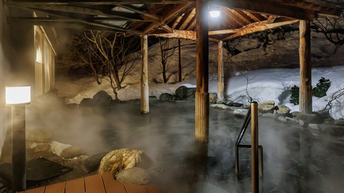 女湯露天風呂「鶴の湯」／夜の露天風呂でゆっくりお寛ぎください。