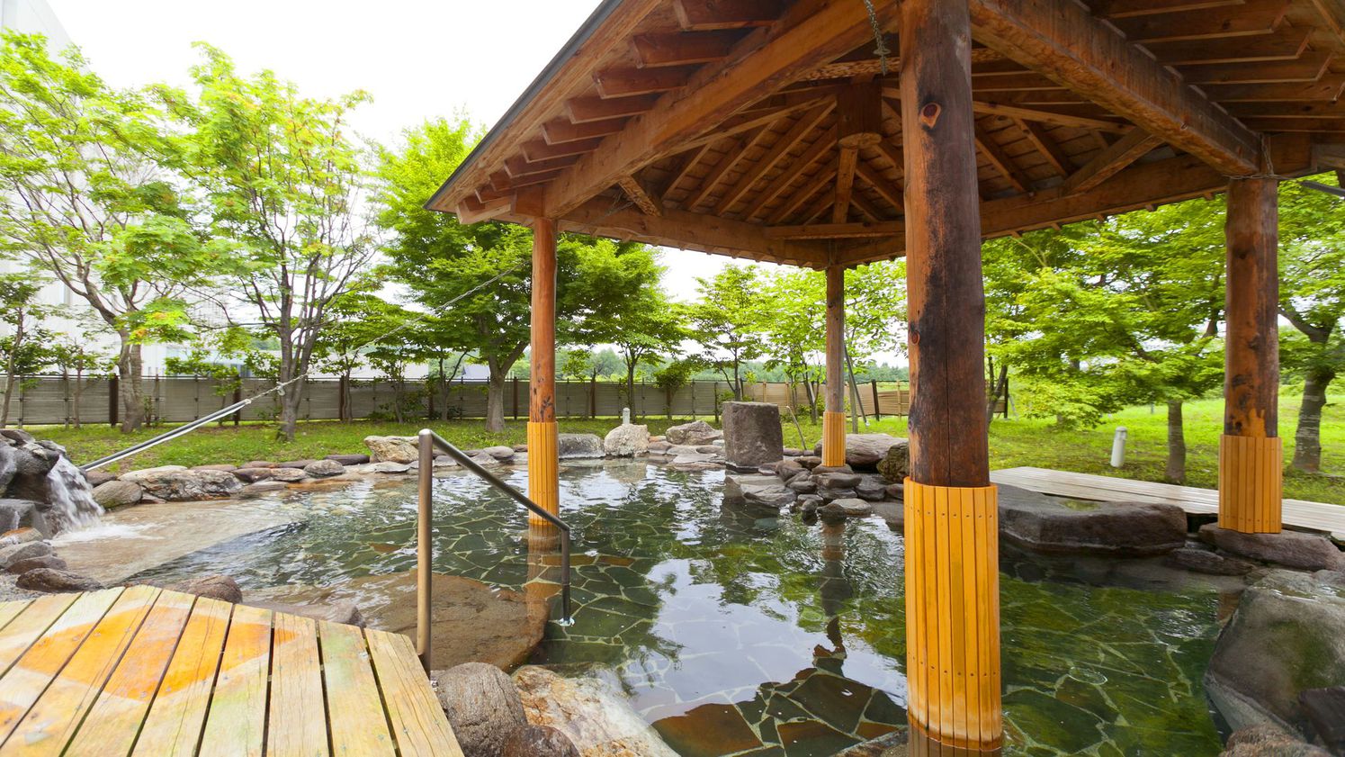 男性用露天風呂「鹿の湯」／四季の風景を楽しめる、東屋掛の大岩露天風呂をお楽しみください。