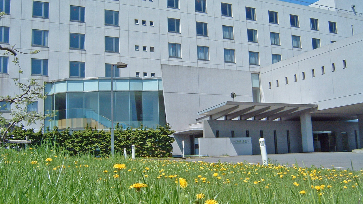 春のホテル外観