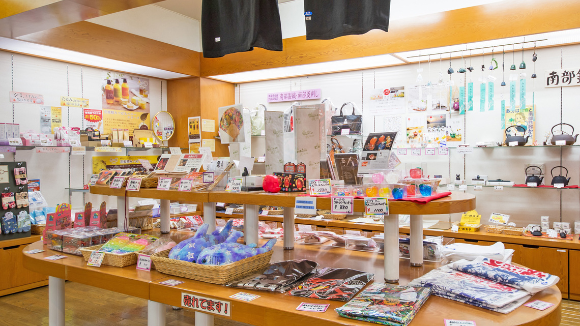 【売店】選りすぐりの青森名物やお土産が豊富に揃うおみやげ処。