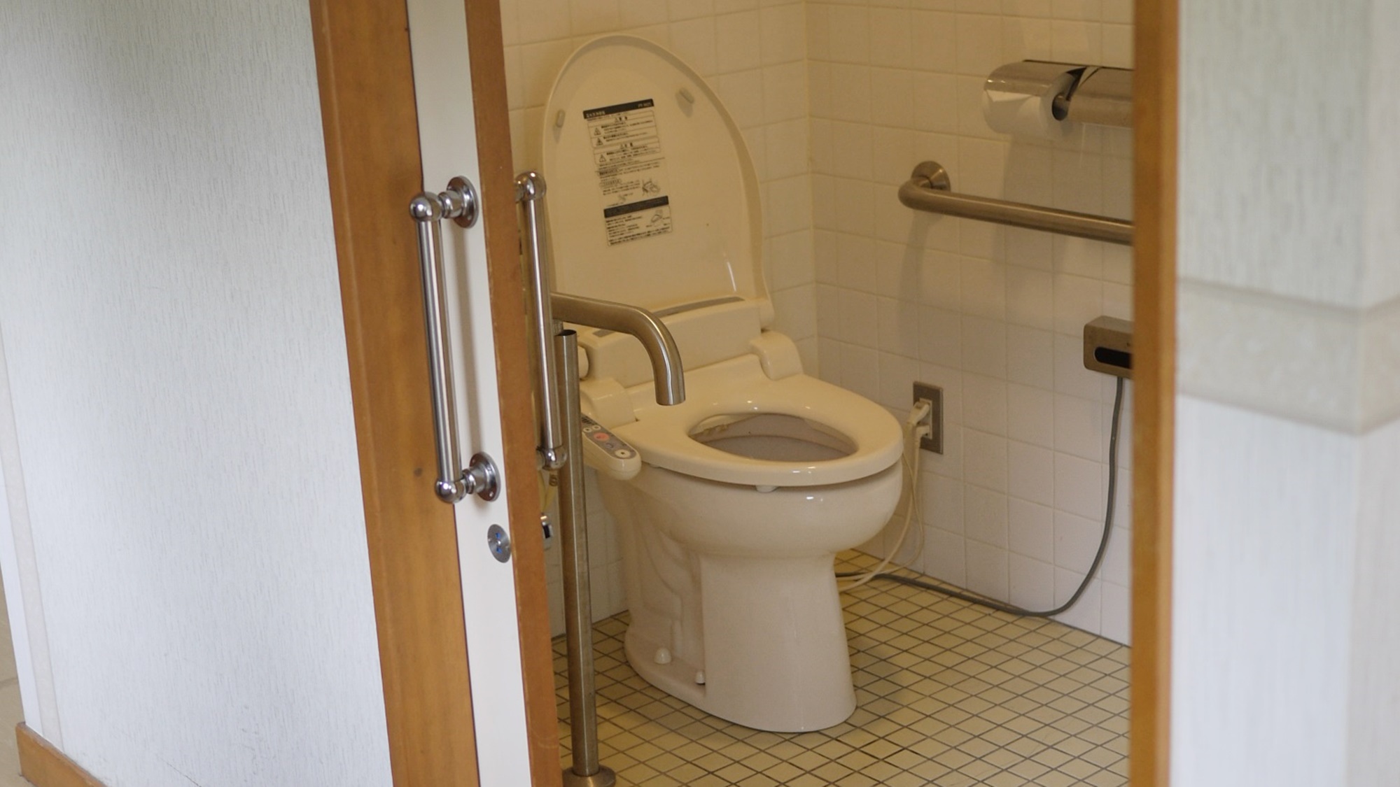 *館内/トイレは共同利用となります。バリアフリー設計のウォシュレット付き。