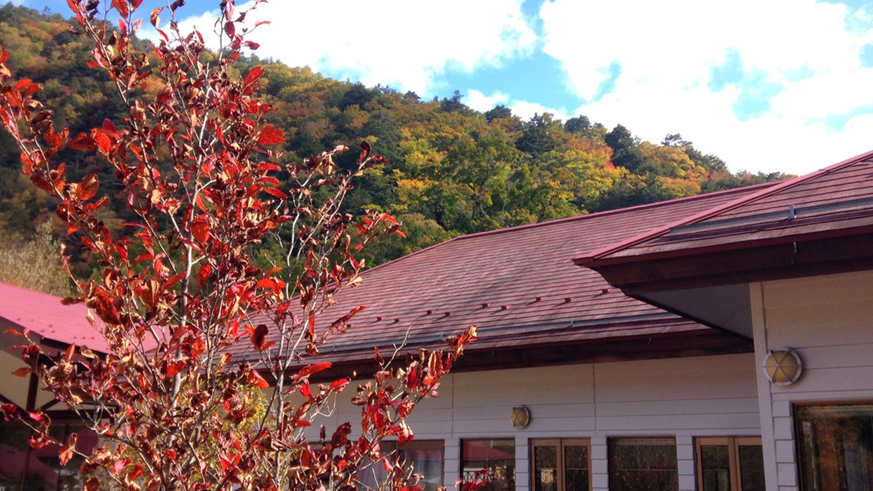＊紅葉/例年見頃10月下旬当館を囲む山々も美しい紅葉で彩られます。