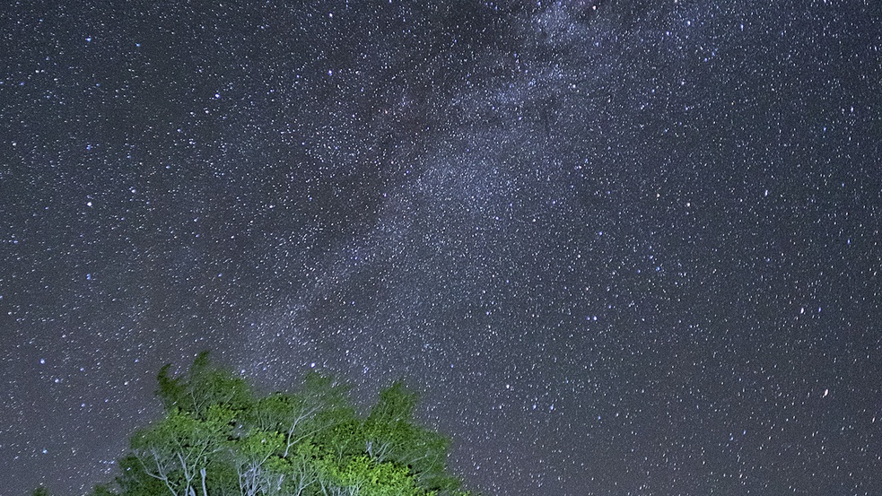 *【鳥海山荘の夜景】見上げた夜空に輝く星々