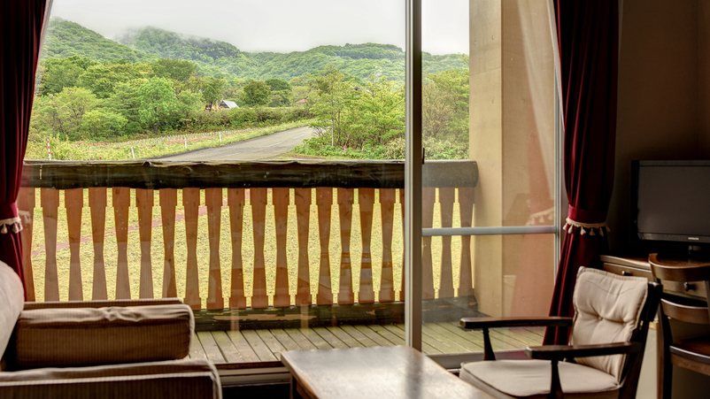 *【客室一例】窓越しに鳥海山や日本海を望む贅沢なひととき