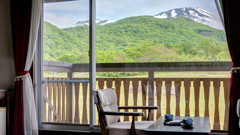*【客室一例】窓越しに鳥海山を望む贅沢なひととき