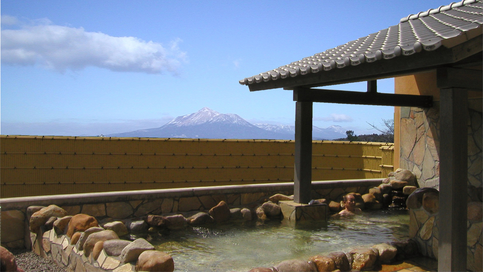 *【和風露天風呂】雄大な霧島連山を眺めながら、ゆったりと潤いに浸ってください。