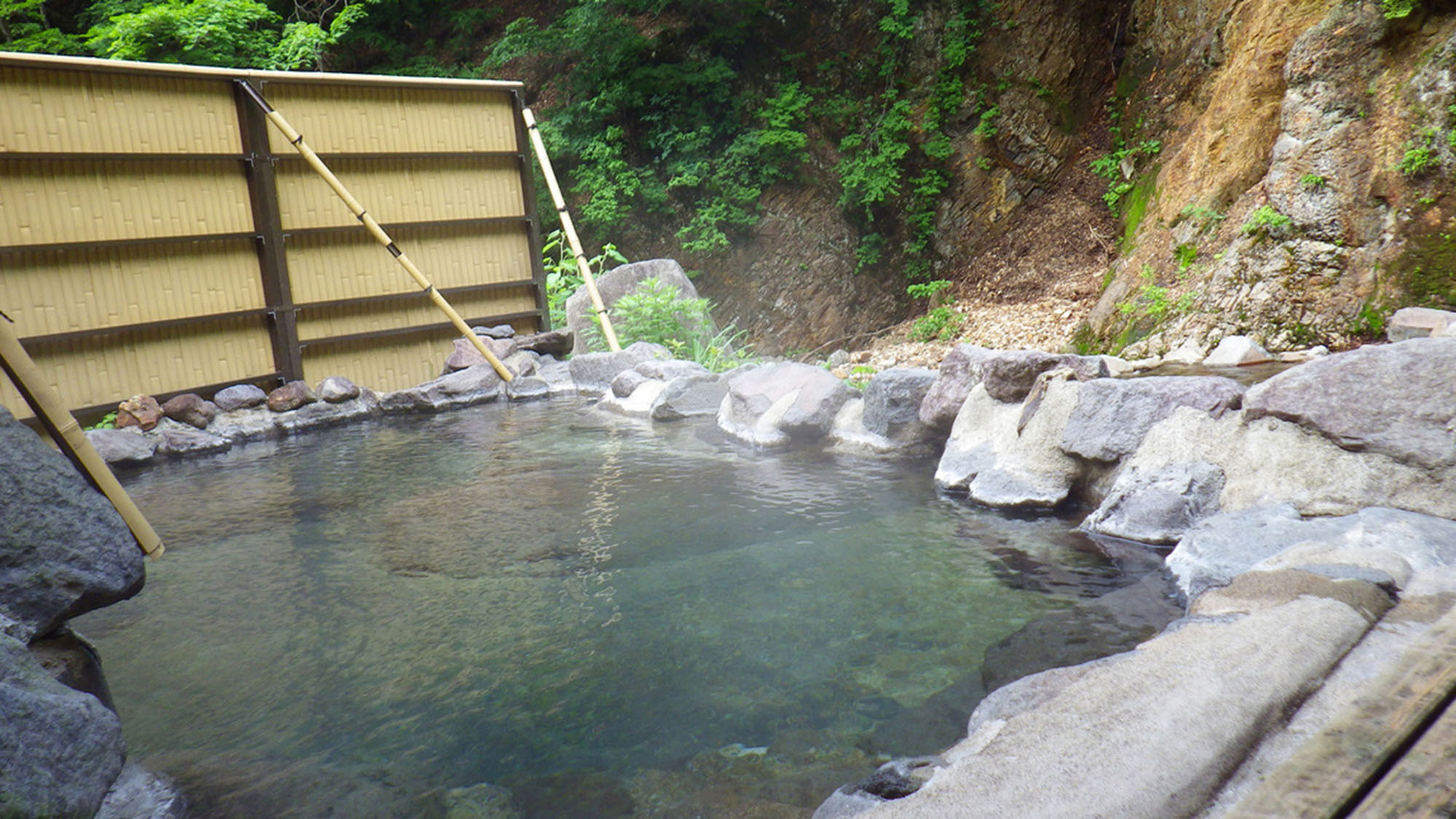 ・【露天風呂（女湯）】川の優しい音を聴きながらリラックス。渓流沿いの温泉です