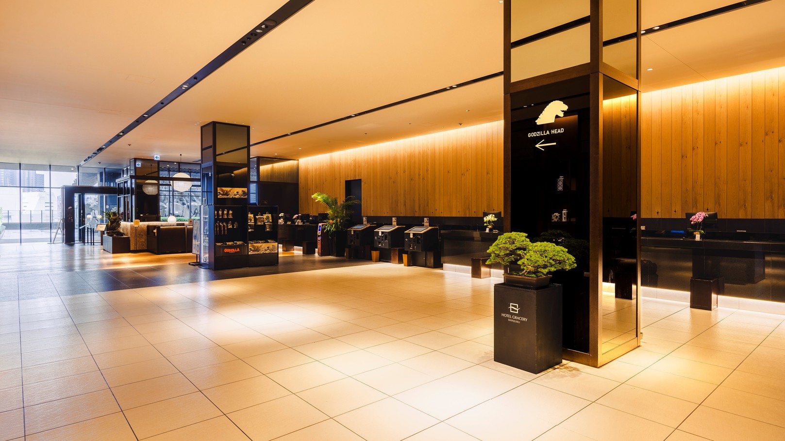 【8階ロビー】都会の喧騒から切り離された落ち着きの空間