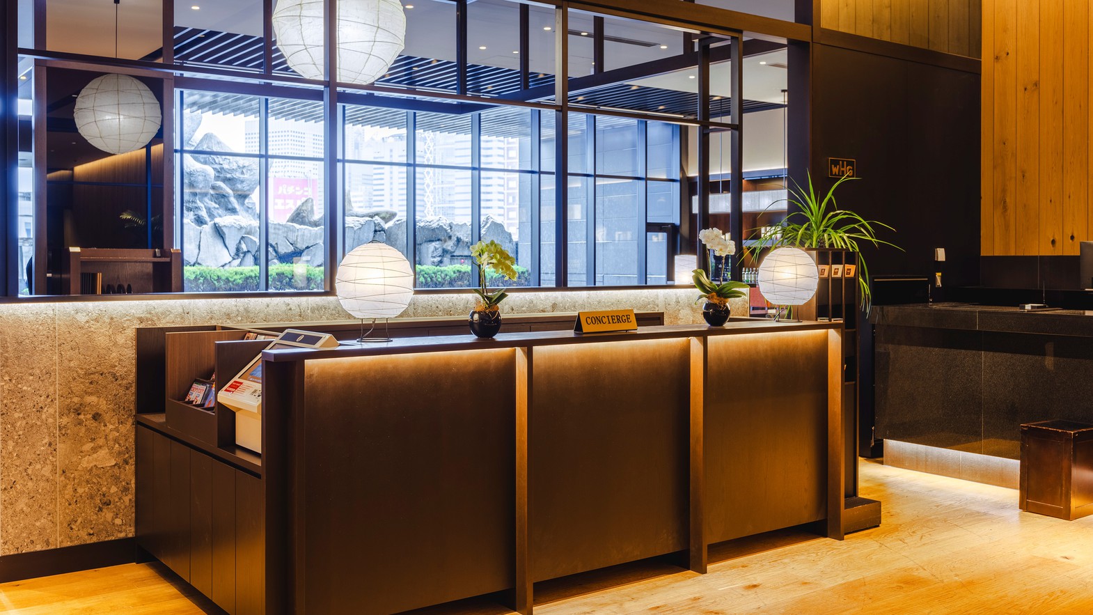 【8階ロビー】コンシェルジュデスク