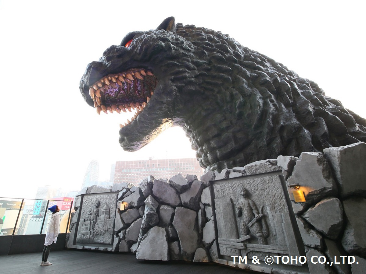 【8階GRACERY LOUNGE】テラスにゴジラ出現！！！