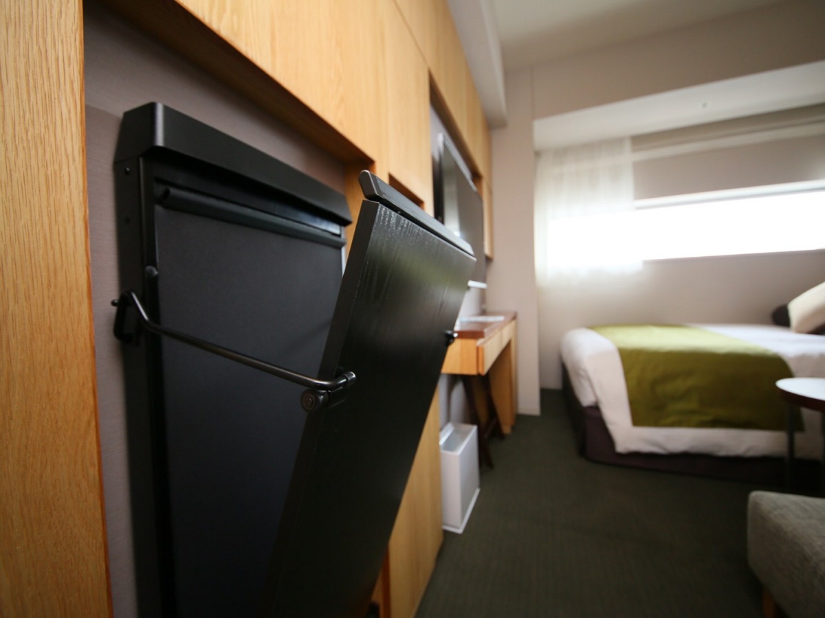 【ズボンプレッサー】ダブルルームに完備しております。