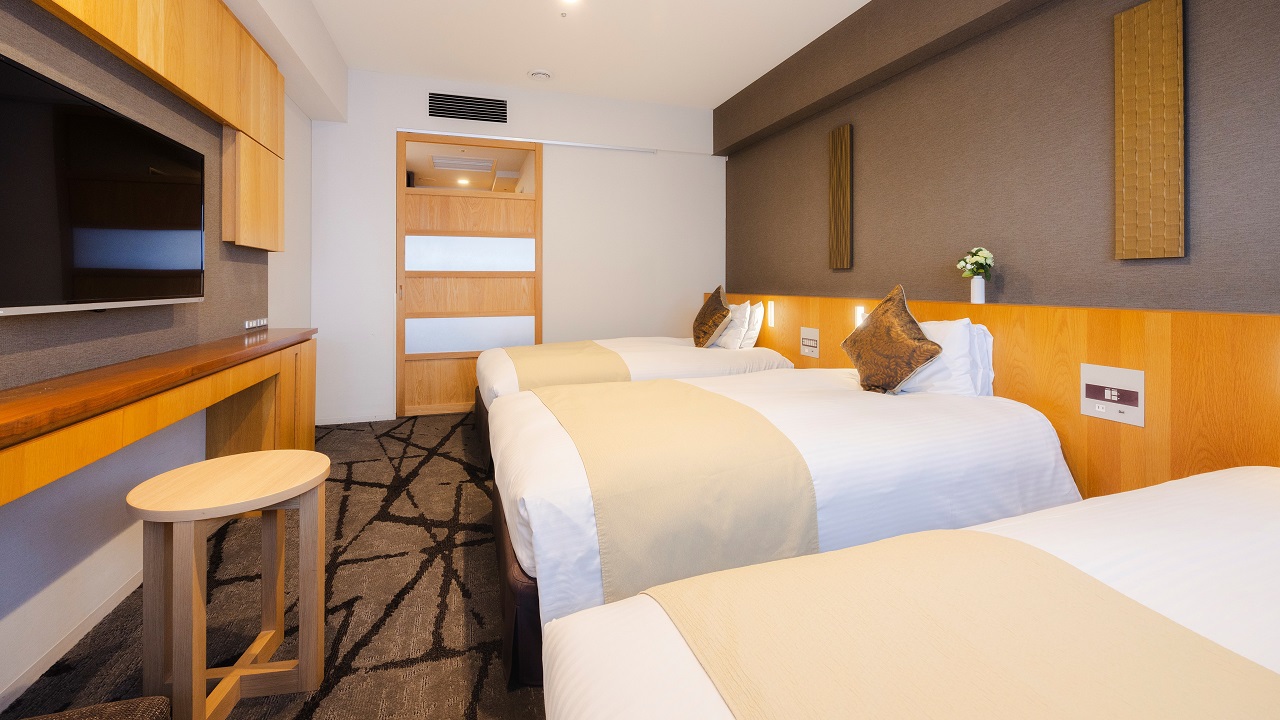 【トリプルルーム一例】バス・トイレ別／広さ28平米／ベッド幅110cm／Wi-Fi