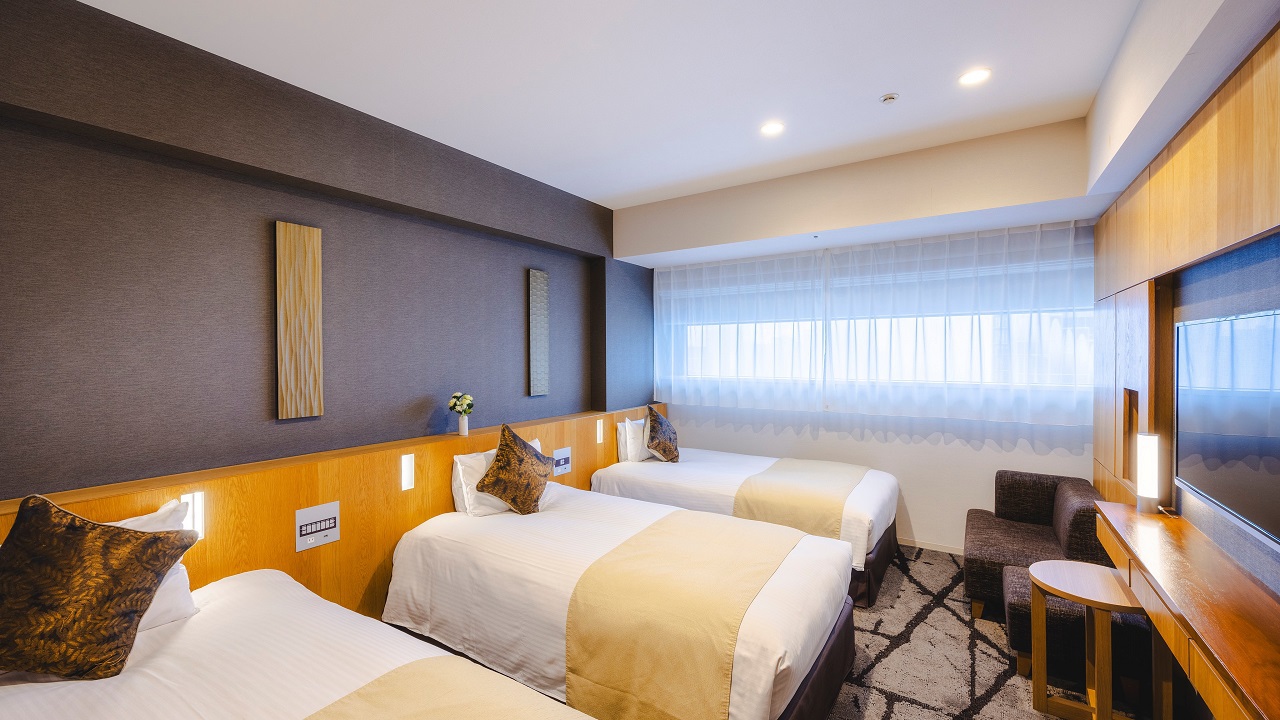 【トリプルルーム一例】バス・トイレ別／広さ28平米／ベッド幅110cm／Wi-Fi