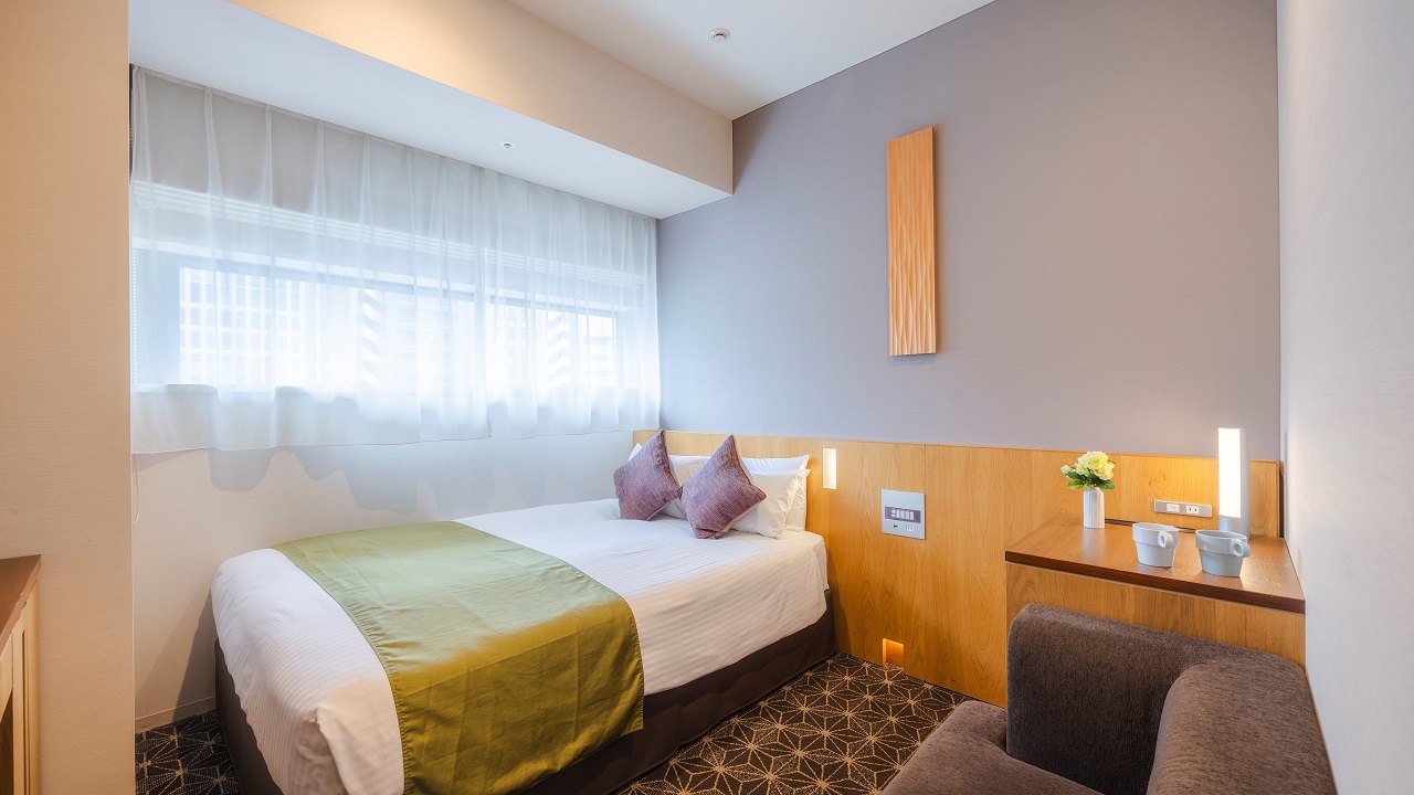 【ダブルルーム一例】バス・トイレ別／広さ18平米／ベッド幅140cm／Wi-Fi