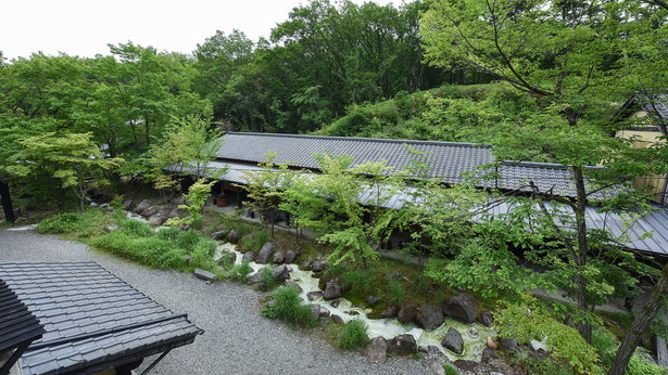 *【本館和室10畳】窓の外は、中庭と小川の景色が広がります。