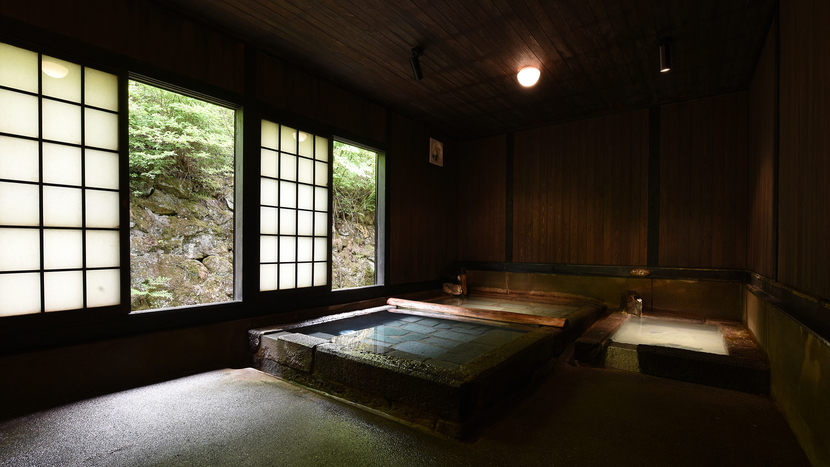 *【切石湯】薪で炊き上げたお湯の湯船と冷泉大浴場より2〜3度高めの冷泉湯船。