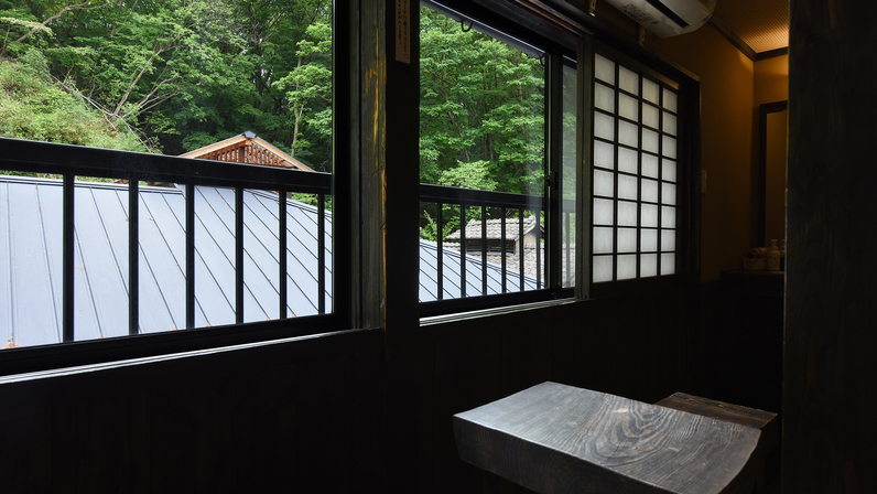 *【新館和室10畳】窓辺で自然の光と風を感じ、ゆったりくつろぎのひと時。