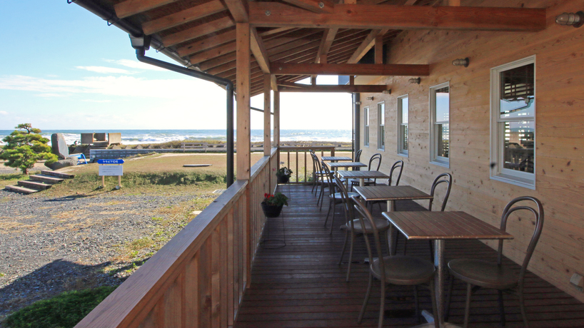 【Cafe&Dining “;Sea-ne”;】海を眺めるテラスも。プールご利用時のお食事はこちらで。