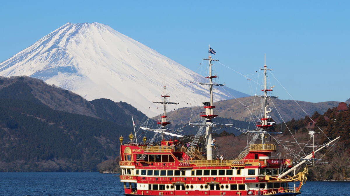 【箱根観光船】元箱根港までは当館から車で焼く20分。芦ノ湖で人気の海賊船です。