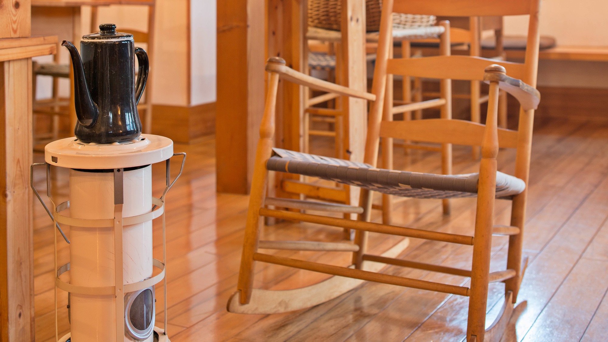 *カフェ/オーナー夫婦手作りの家具は、宿と共に歩み続けます。