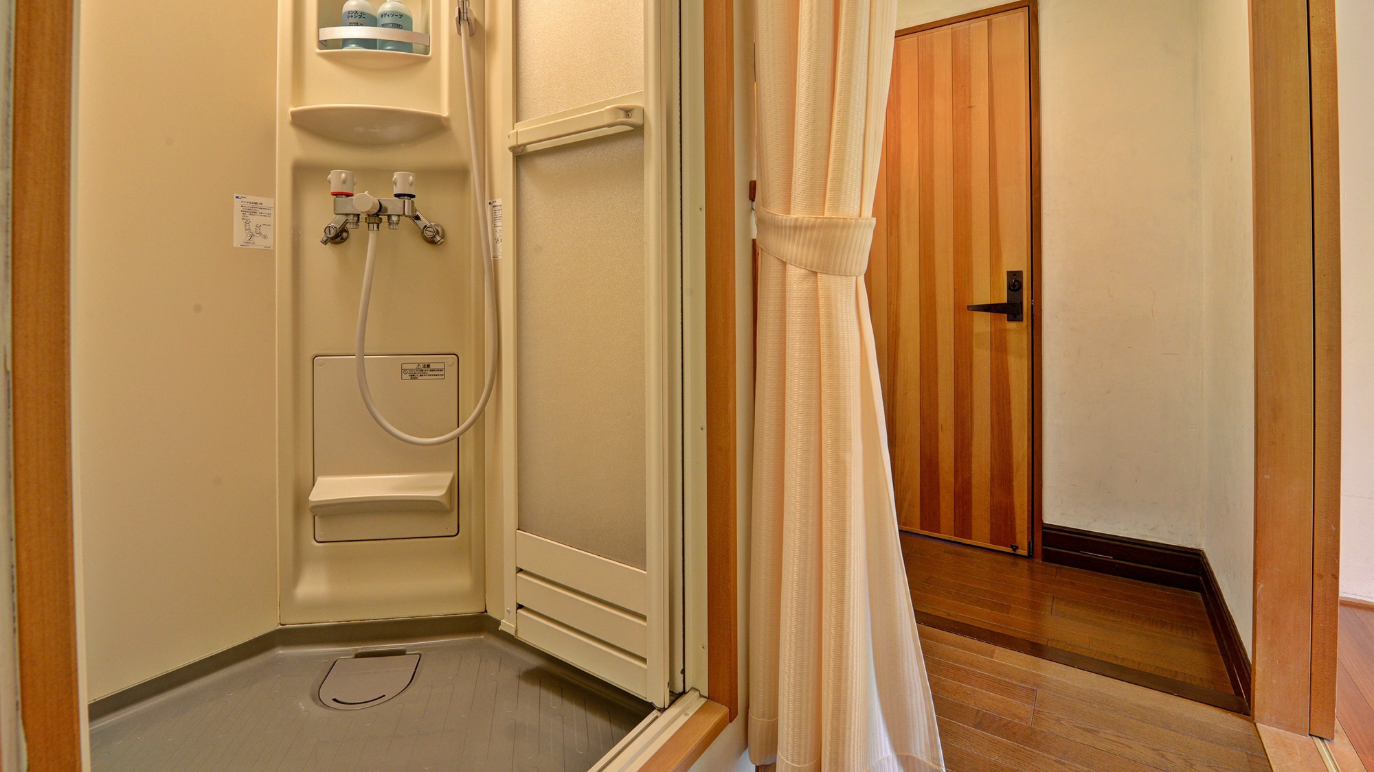 *客室(和室10畳)/シャワールーム。湯船は内湯と露天風呂が館内にございます。