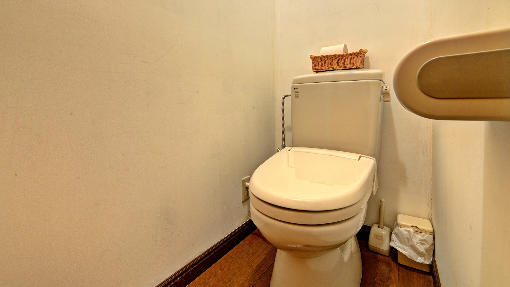 *客室(和室10畳)/お手洗い。各部屋に個別にトイレが付いております。