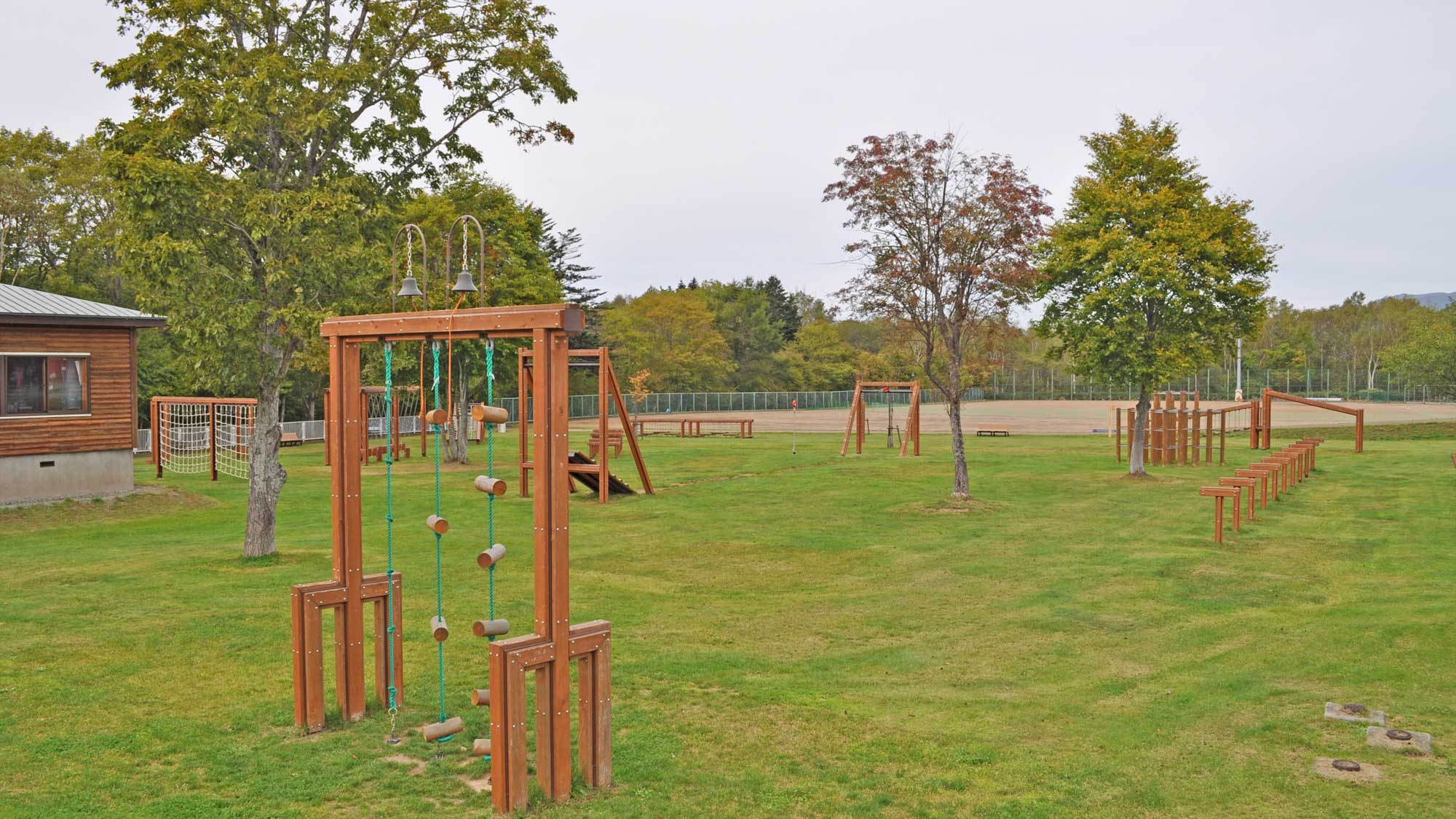 【施設周辺】子どもと一緒に楽しめるアスレチックの充実した公園