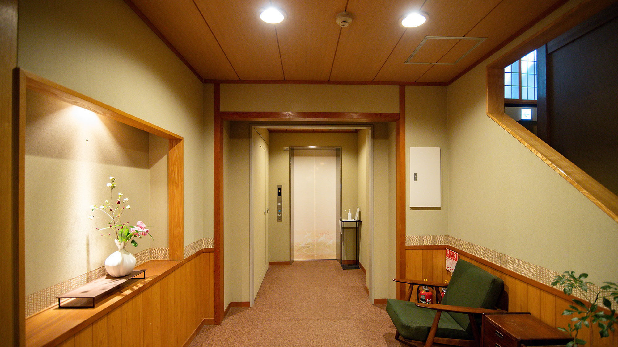 館内にはエレベーターがございます。（和室二間の一部客室、別館、露天風呂へは階段をご利用いただきます）