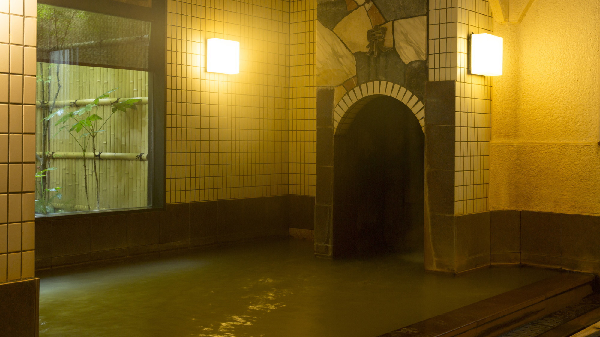 【大浴場 滝湯】 お風呂の名前通り、滝のように「黄金の湯」が湯舟に落ちてきています（男女入れ替え制）