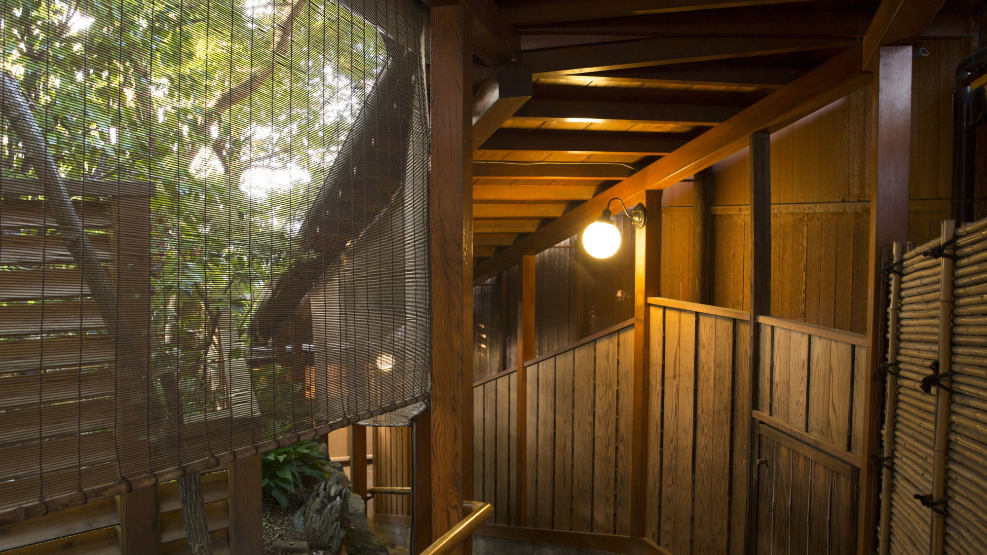 本館から露天風呂、別館鶴の居への回廊