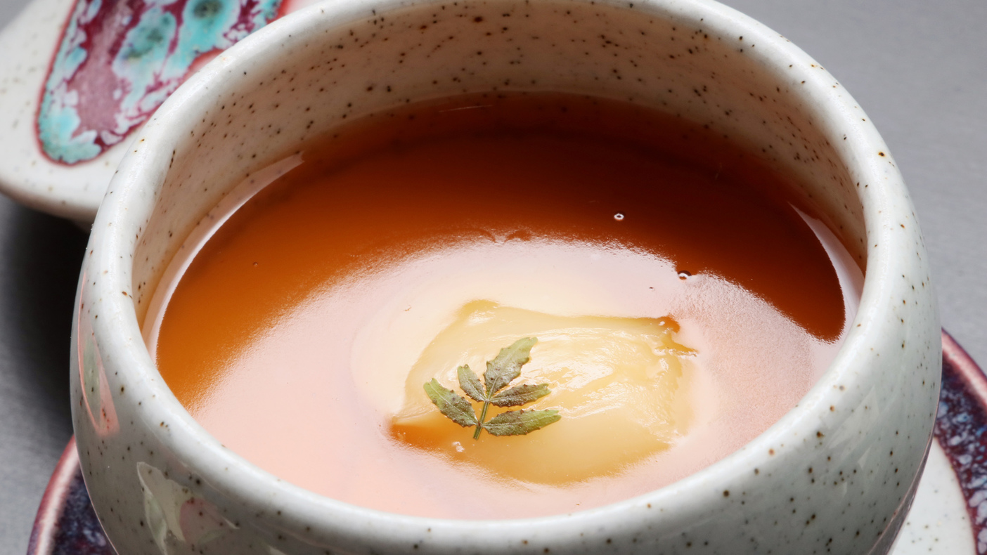 空也蒸しと言って、茶わん蒸しの中に豆腐が入った一品。上の餡と豆腐が調和して味わい深い♪