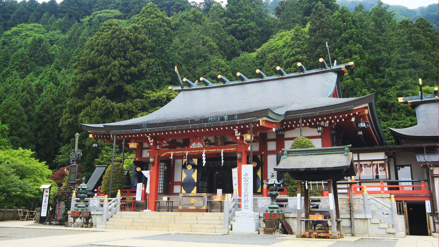 大山阿夫利神社下社です。ケーブルカーの駅からすぐにあり、下社を過ぎると本社へ向かう参道があります。