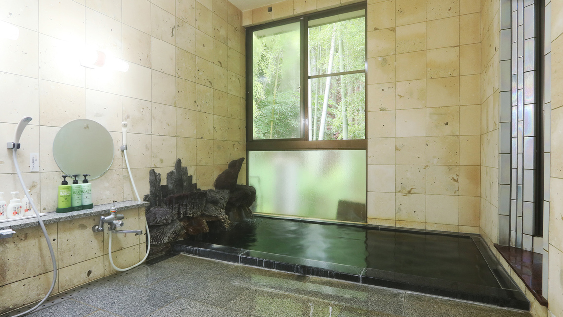総大理石の浴室で、お湯は大山の伏流水です。
