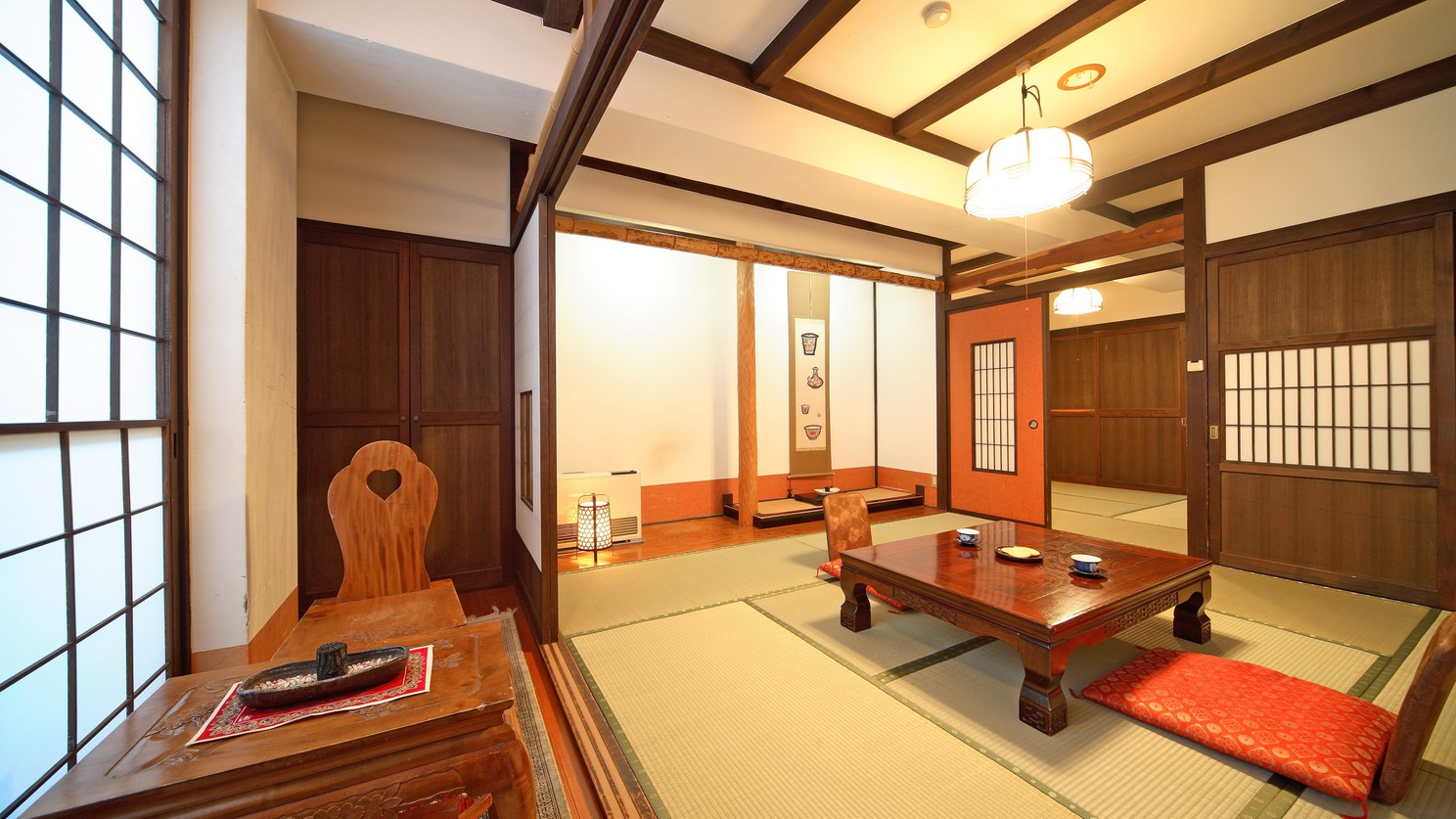 *伝統的な日本間に洋風のインテリアを取り組んだ客室。（一例）