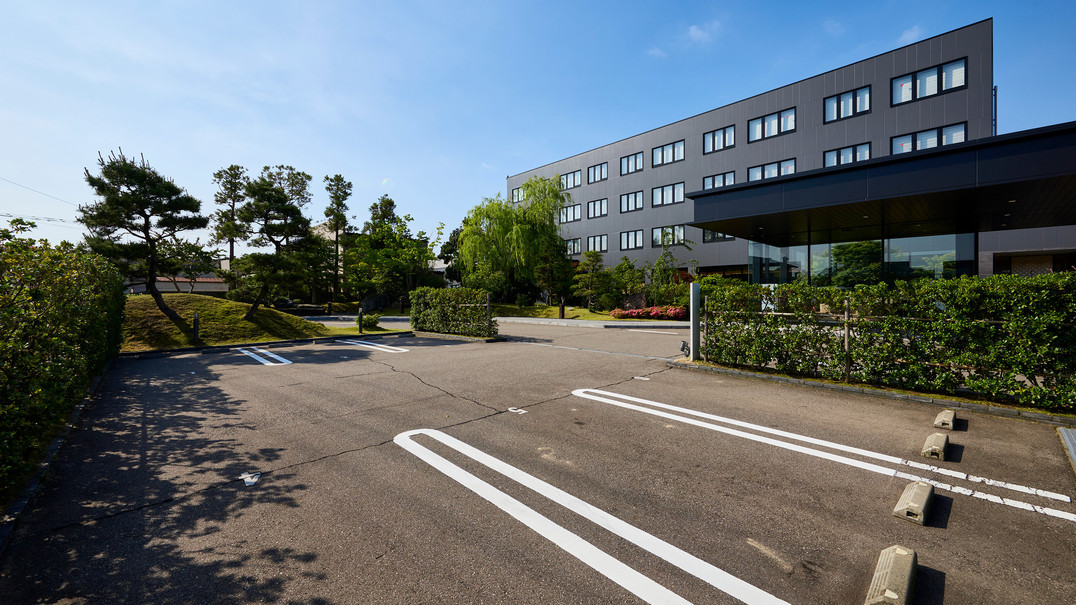 平面の駐車場を十分にご用意しております。