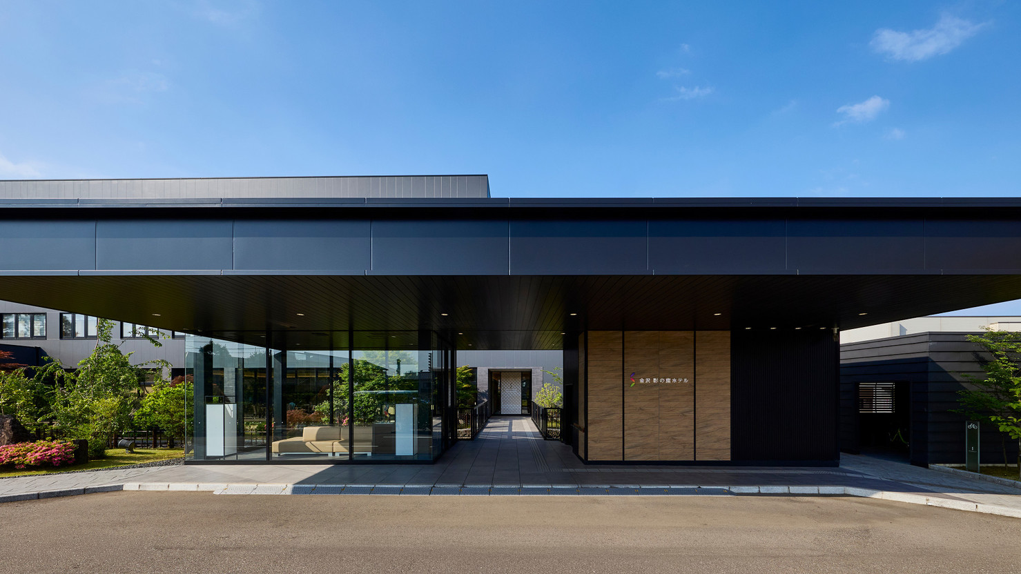 非日常空間へと誘うエントランスでお迎え。