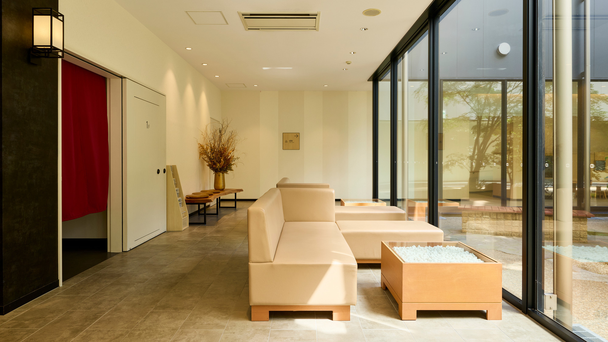 外光を採り入れた明るい空間や間接照明を活かした落ち着いたスペースの中ゆったりとお過ごしください。