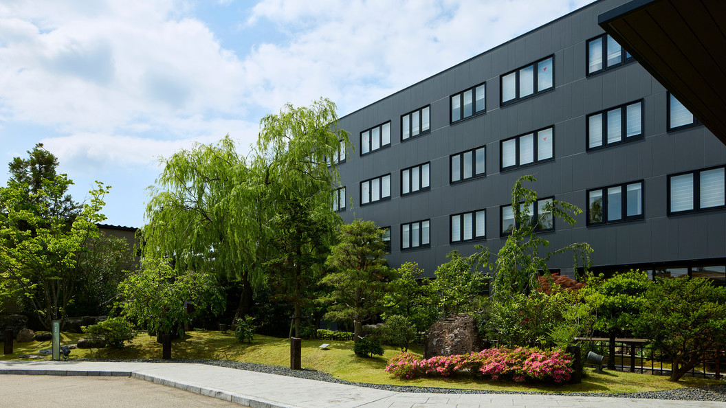 ホテル前には庭園が広がり季節の草木が愉しめます。