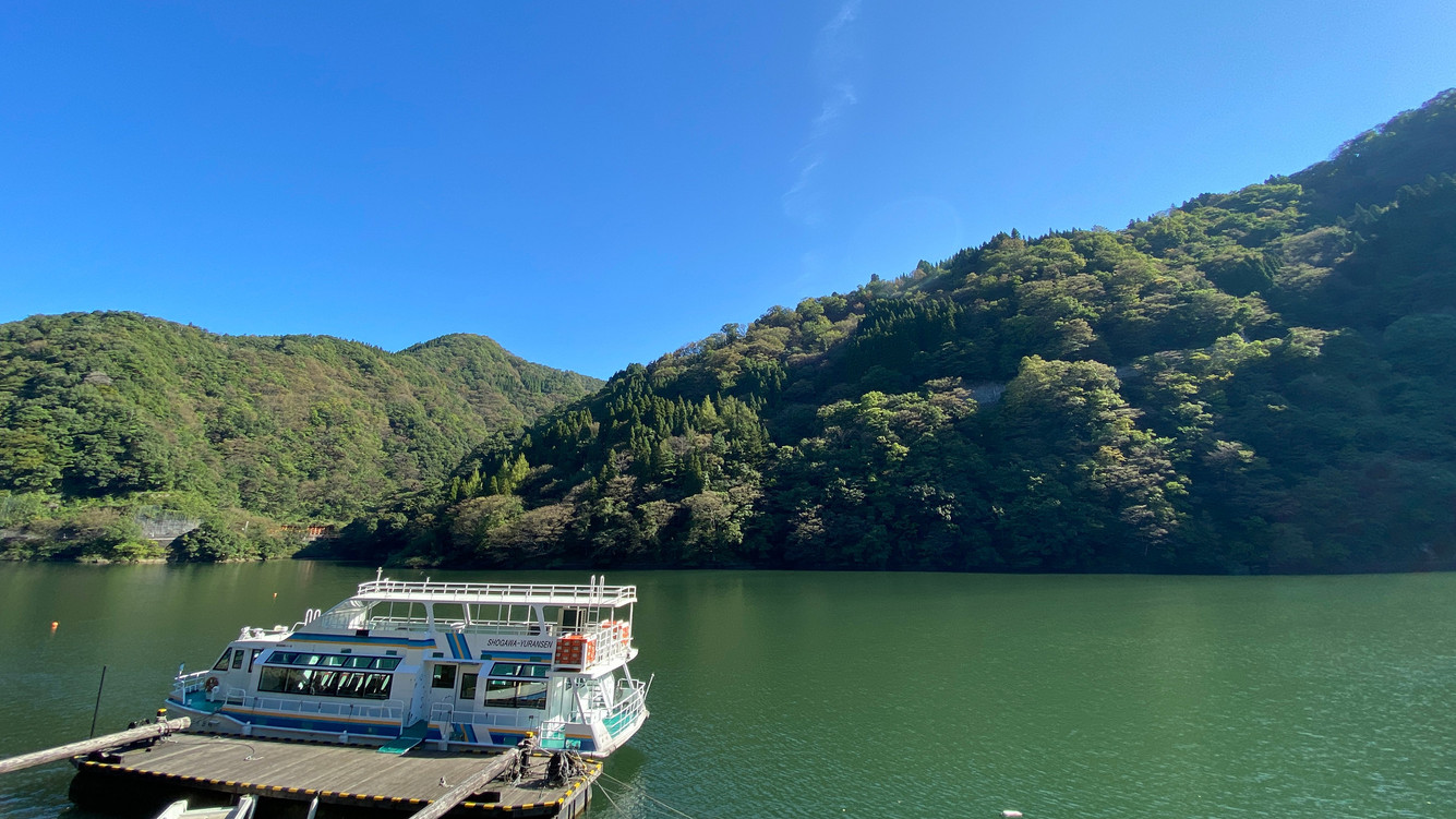 ラグジュアリーバスで巡る「懐かしき原風景五箇山ツアー」庄川遊覧船。