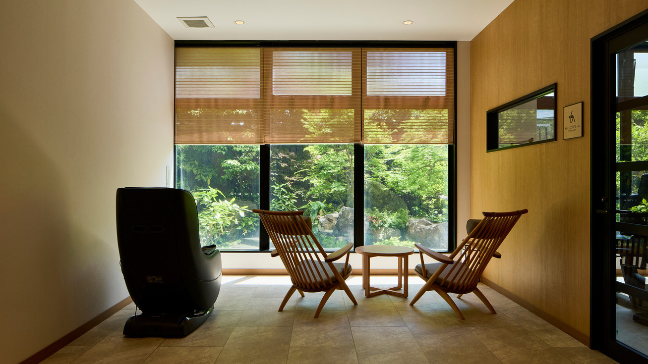 飛騨家具の椅子やマッサージチェアなど寛ぎの空間でゆっくりと湯上りのひとときをお過ごしください。