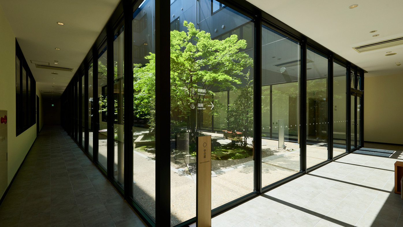 館内は中の庭が見渡せる開放的な空間をお愉しみいただけます。