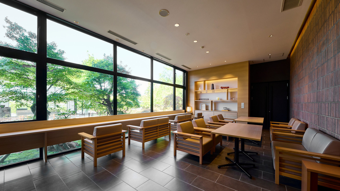 ラウンジではフリードリンクとともにゆったりと流れる時間をお愉しみください。