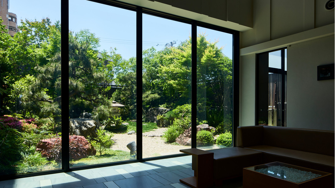 四つの庭園の一つ山の庭に臨む開放的なロビー。