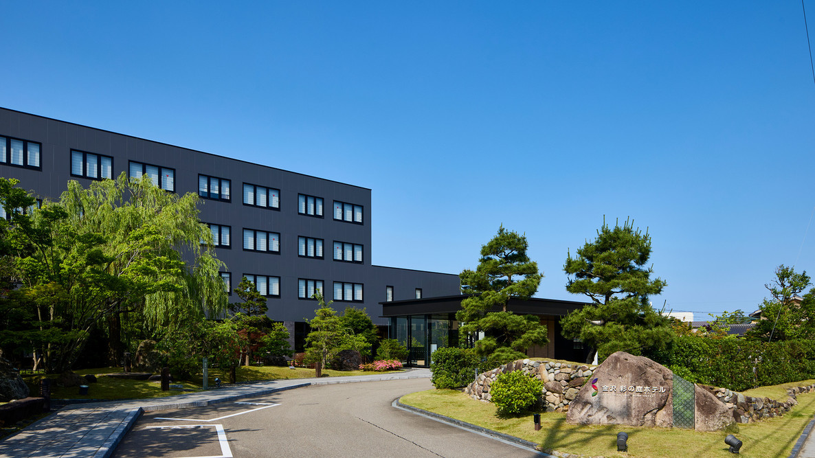 ホテル前には庭園が広がり季節の草木が愉しめます。